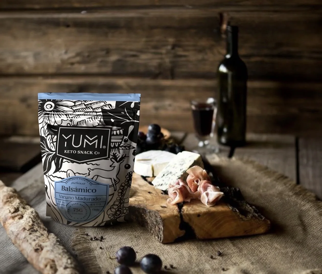 Snack de carne YUMI sabor balsámico, presentado junto a una tabla de quesos
