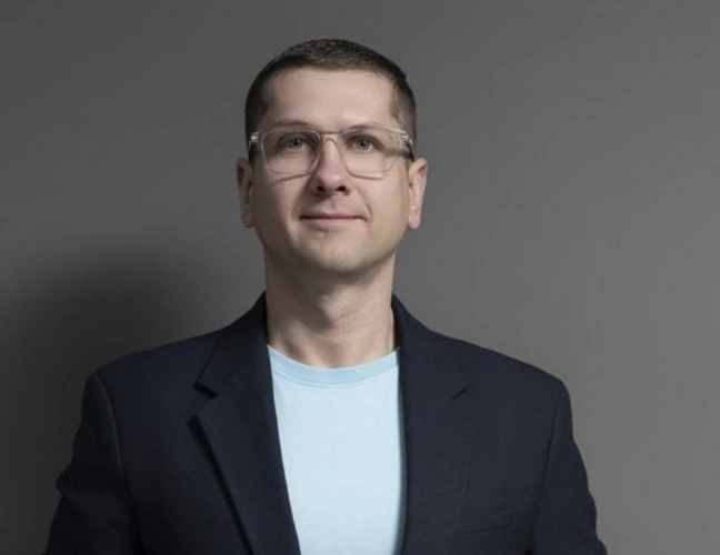 Retrato de Yury Grow, fundador y CEO de SCALE-X